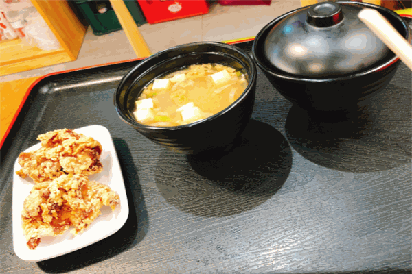 幸福的炸鸡沙拉饭